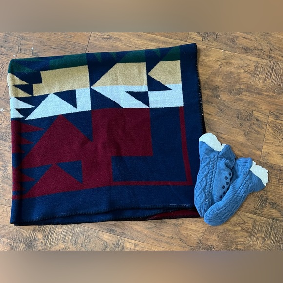 Navajo Design Eight Throw Blanket 48’x 54’ & Cable Knit Skid Proof Slippers7/12 - Picture 1 of 6